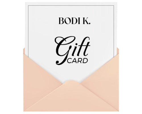 BODI K. Gift Card σε λευκό χρώμα μέσα σε μπεζ φάκελο